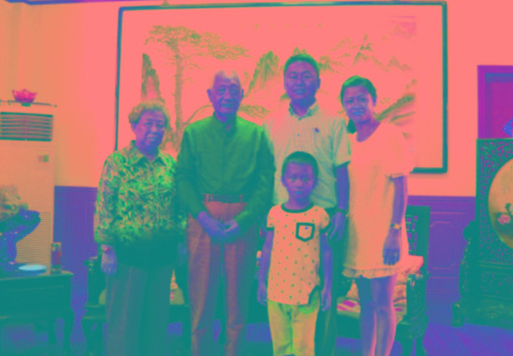 與原南京軍區(qū)政委方祖岐上將夫婦合影留念。